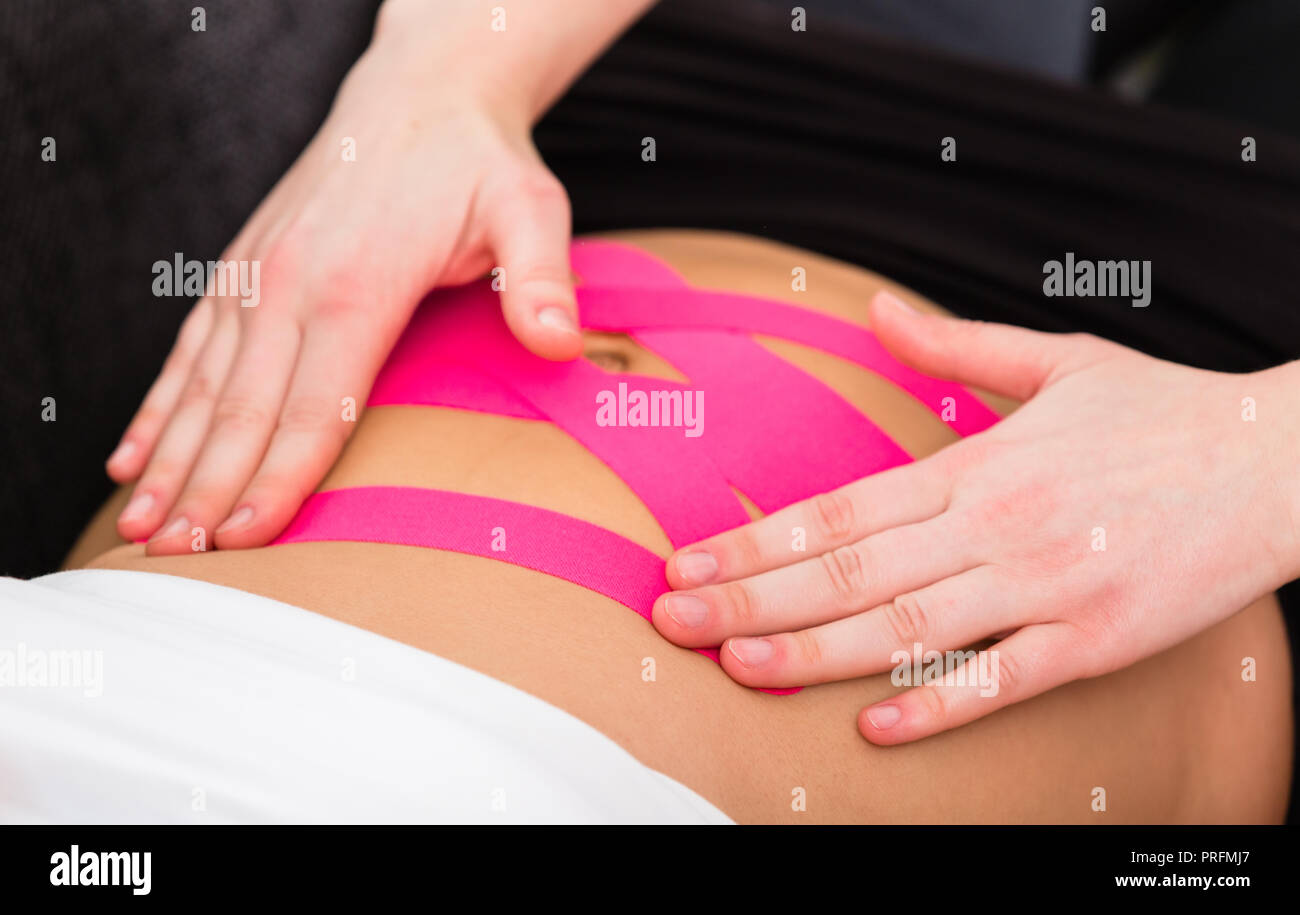 Eine Person, alternative Kinesio tape Therapie Stockfoto