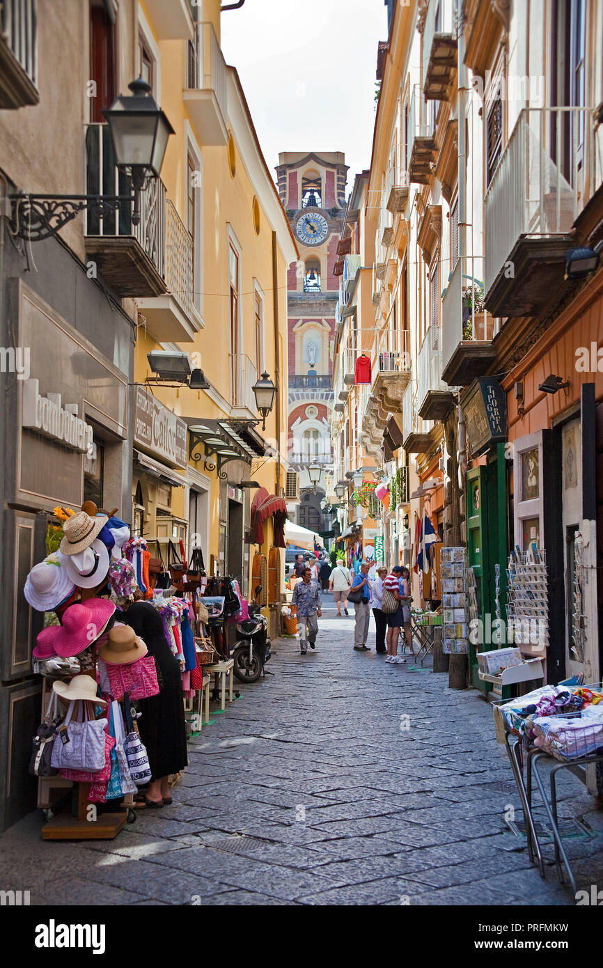 Die Kathedrale SS. Filippo e Giacomo am Ende der schmalen Gasse, Altstadt von Sorrent, der Halbinsel von Sorrent, Golf von Neapel, Kampanien, Italien Stockfoto