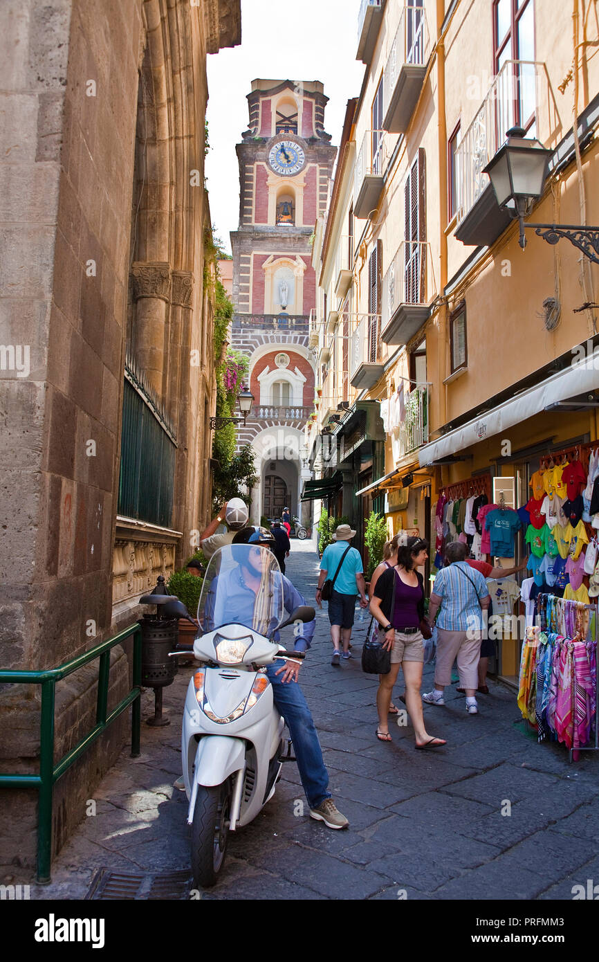 Die Kathedrale SS. Filippo e Giacomo am Ende der schmalen Gasse, Altstadt von Sorrent, der Halbinsel von Sorrent, Golf von Neapel, Kampanien, Italien Stockfoto