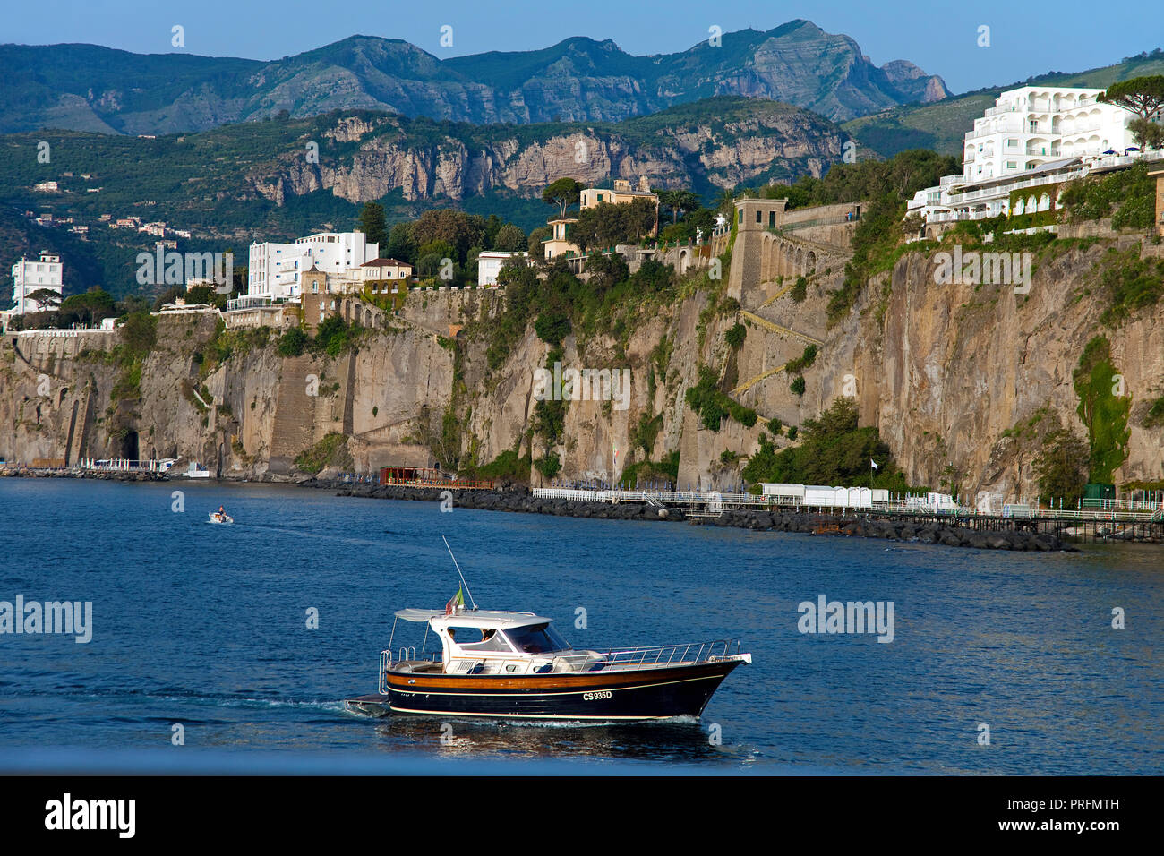 Motorboot an der Steilküste von Sorrent, der Halbinsel von Sorrent, Golf von Neapel, Kampanien, Italien Stockfoto