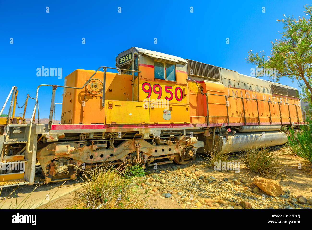 Barstow, Kalifornien, USA - 15. August 2018: alte Lokomotive der Union Pacific 9950 an der westlichen Nordamerika Railroad Museum in Barstow, Geschichte der Eisenbahn in Pacific Southwest gewidmet. Stockfoto
