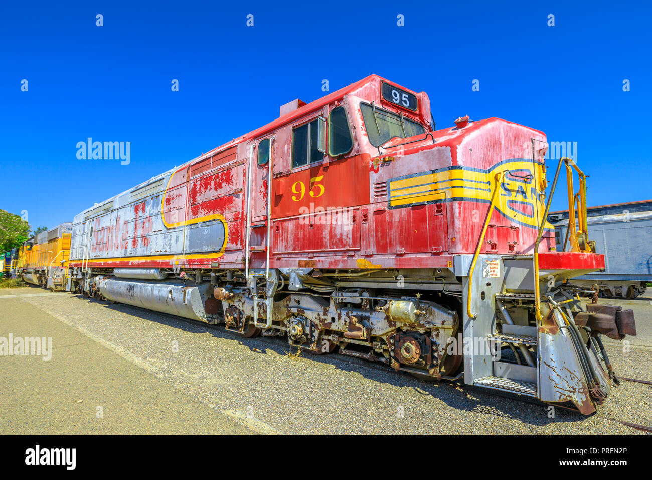 Barstow, Kalifornien, USA - 15. August 2018: Santa Fe railroad Motor 95 an Western America Railroad Museum in der Nähe von Harvey Haus Railroad Depotis zur Geschichte der Eisenbahn im Pacific Southwest gewidmet. Stockfoto