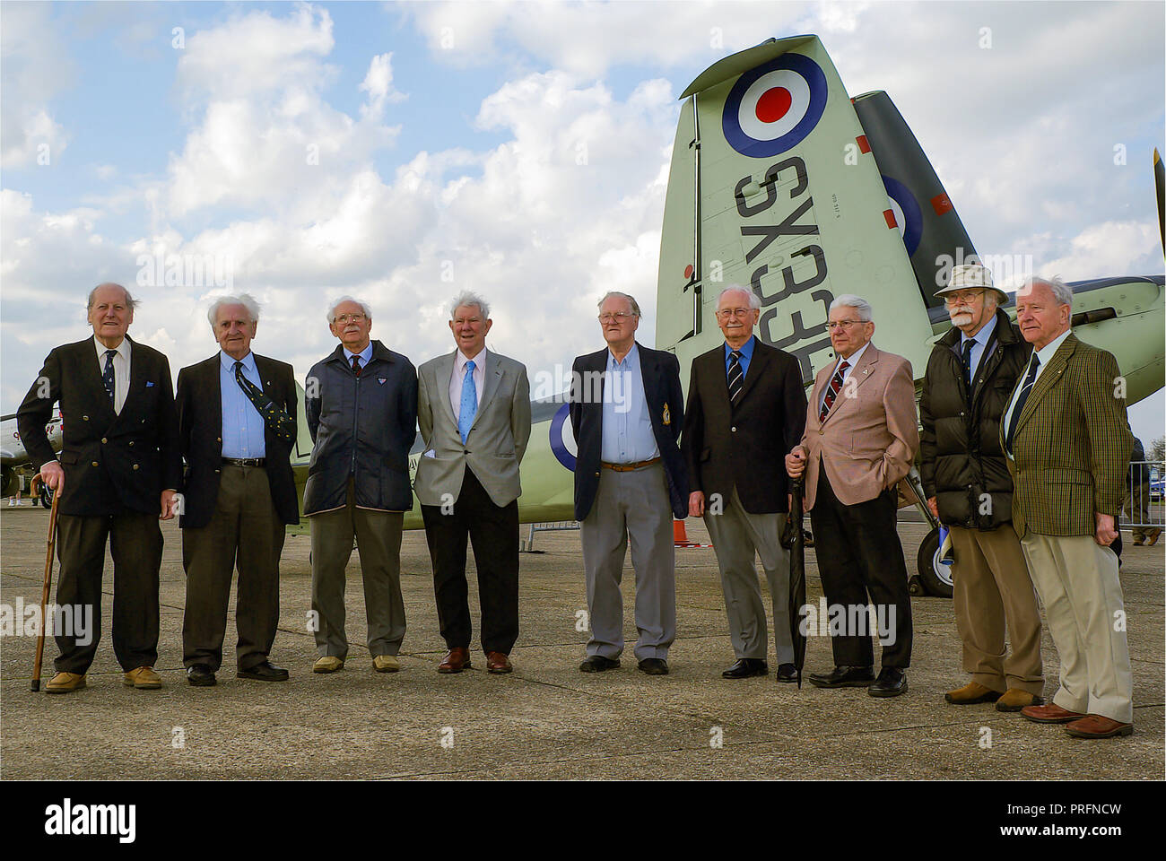 Zweiten Weltkrieg veteran Piloten am North Weald, Essex, vor seafire Jagdflugzeug gesammelt. Peter Ayerst, Ken Wilkinson, Jack Hodges Stockfoto
