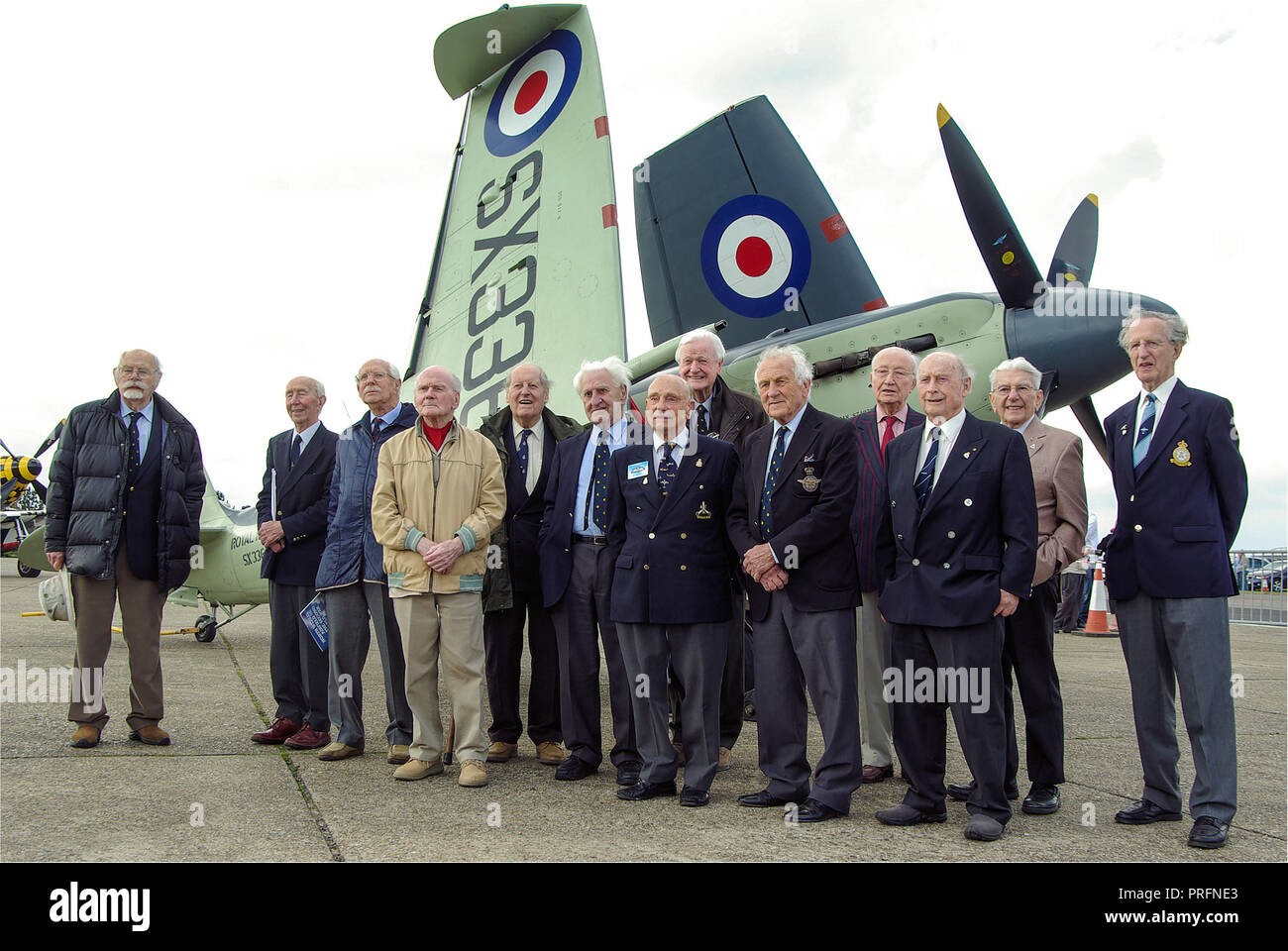 Zweiten Weltkrieg veteran Piloten am North Weald, Essex, vor seafire Jagdflugzeug gesammelt. Peter Ayerst, Ken Wilkinson, Tom Neil, Paul Holden Stockfoto