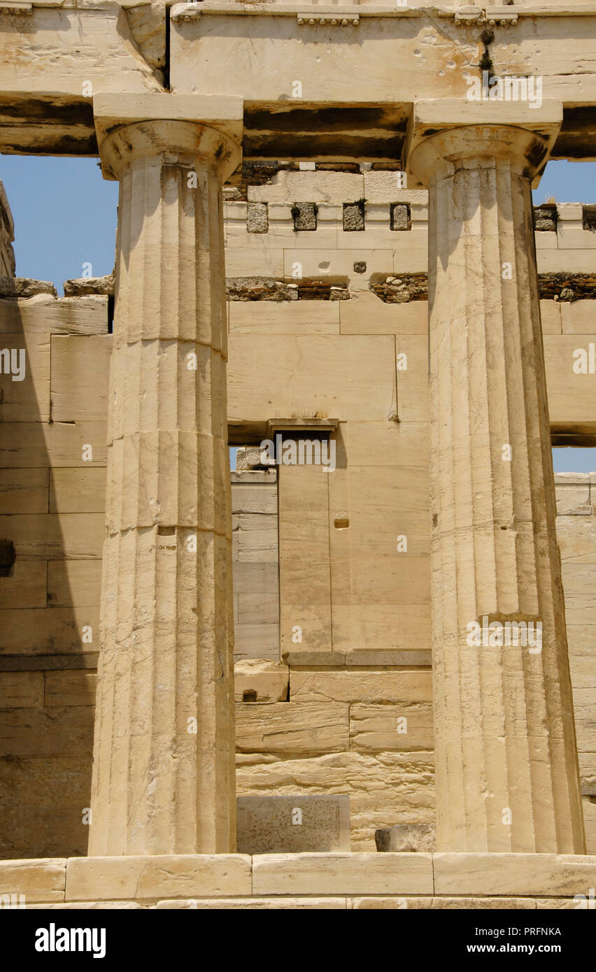 Griechenland. Athen. Propyläen. Monumentalen Tor zur Akropolis. Es wurde durch den Architekten Mnesicles konzipiert, 437 v. Chr.-432 v. Chr.. (Das Zeitalter des Perikles). Dorischen Säulen. Architektonisches detail. Stockfoto