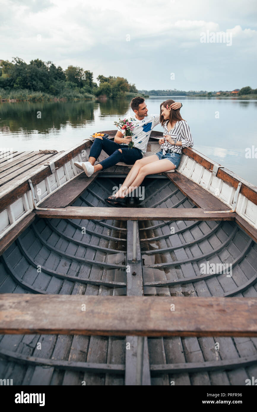 Romantisches date. Liebhaber entspannen in einem Boot auf einem See. Glückliches Paar Mann und Frau gemeinsam entspannen auf dem Wasser Stockfoto