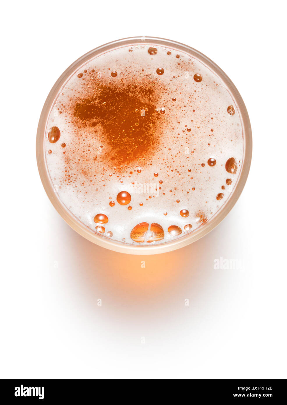 Ansicht von oben Glas helles Bier auf weißem Hintergrund Stockfoto
