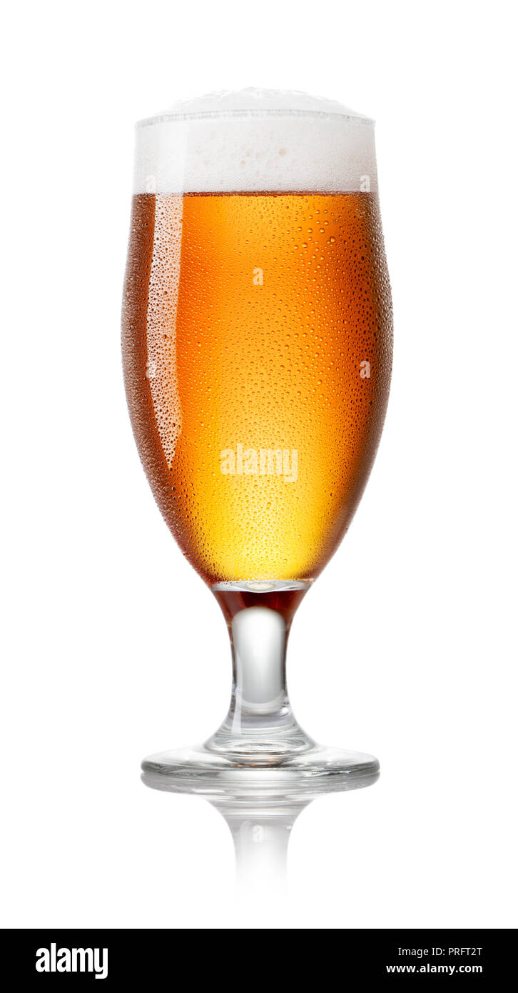 Nahaufnahme der kalten Glas helles Bier mit Schaum und Tropfen Stockfoto