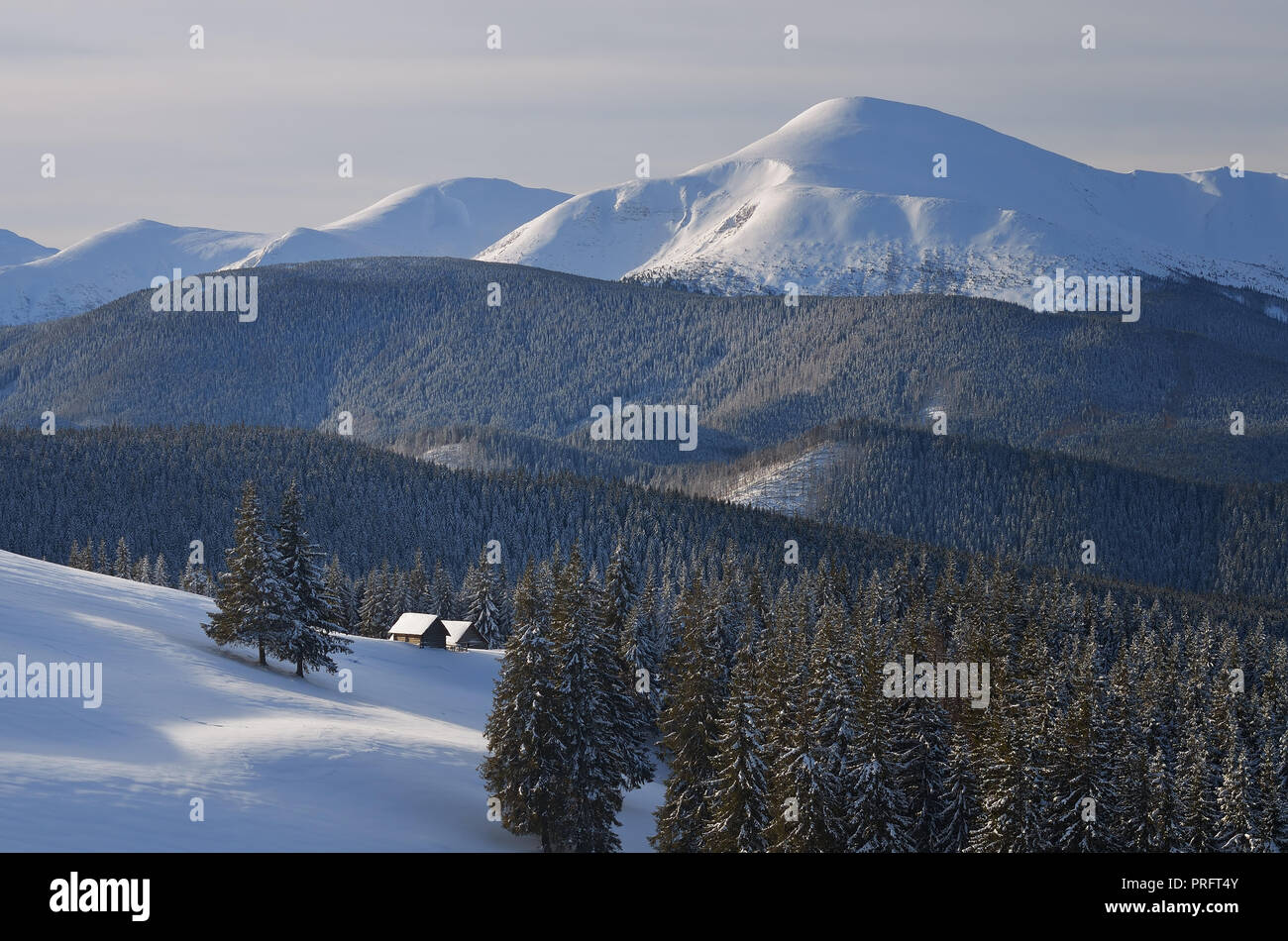 Fabelhafte Aussicht von Holzhäusern in den Bergen. Weihnachten Landschaft. Karpaten, Ukraine, Europa Stockfoto