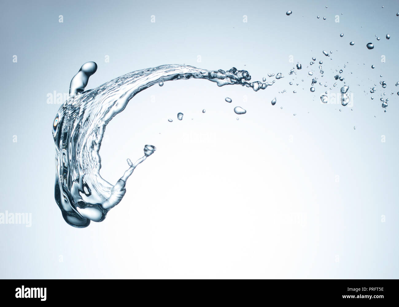 Splash mit sauberem Wasser auf hellblauem Hintergrund Stockfoto