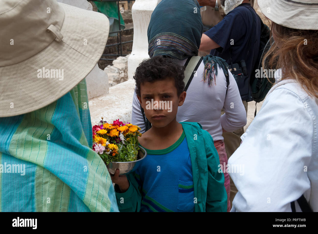 Ein Junge verkauft Blumen für Touristen im Mai 10, 2007 in Jibla, Jemen. Unter anderen arabischen Ländern, 2012 Jemen wurde zu einem Ort der zivilen Konfliktbearbeitung. Stockfoto