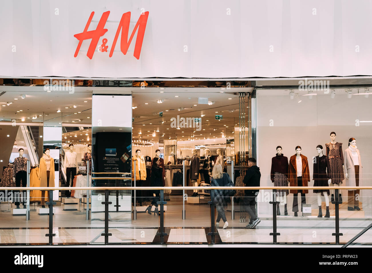 Warschau, Polen - 27. September 2018: die Menschen zu Fuß in der Nähe von  H&M Hennes & Mauritz Store in der Shopping Mall Stockfotografie - Alamy