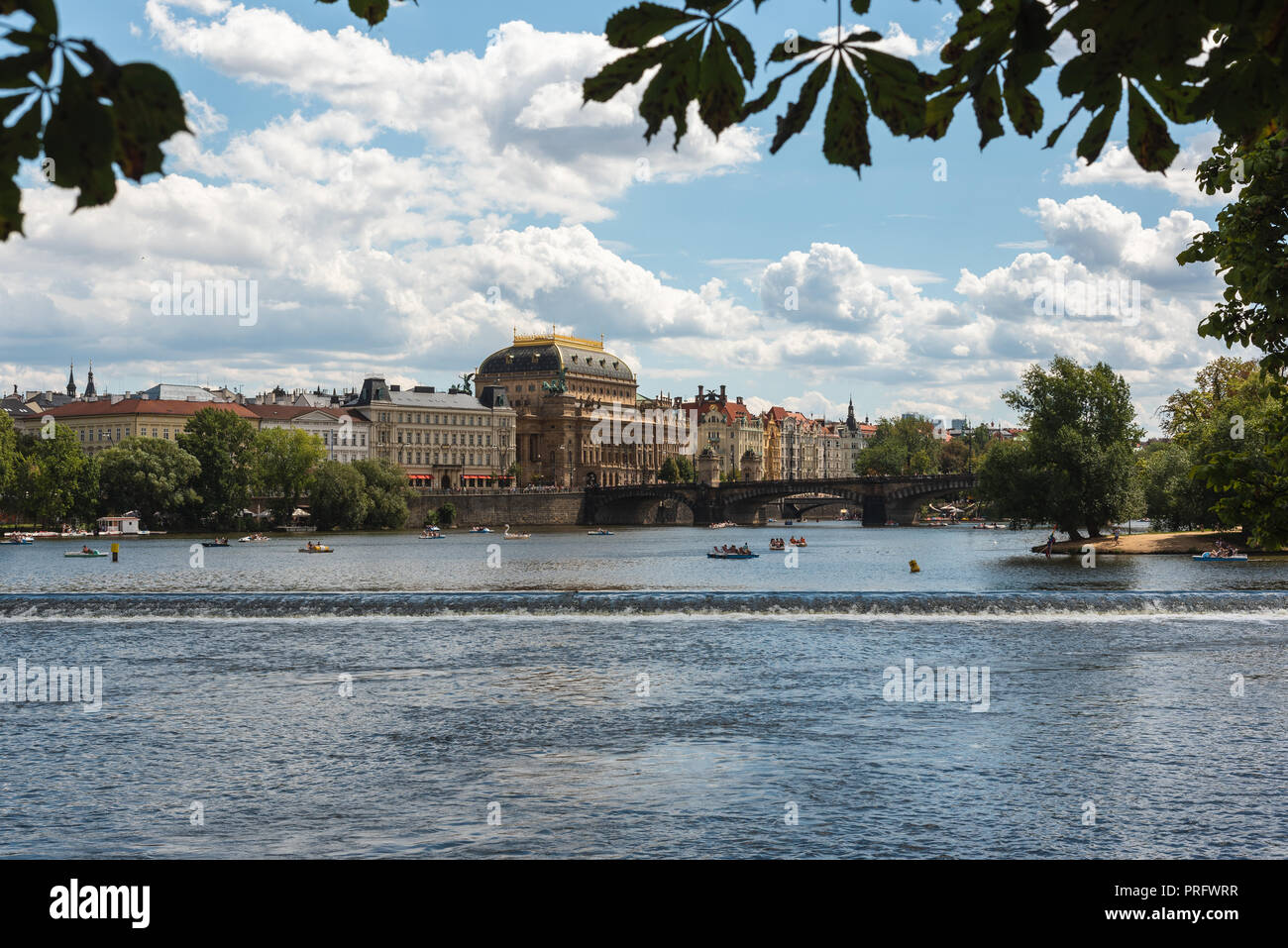 Blick auf das Nationaltheater in Prag aus dem Fluss Vltava, Tschechische Republik Stockfoto