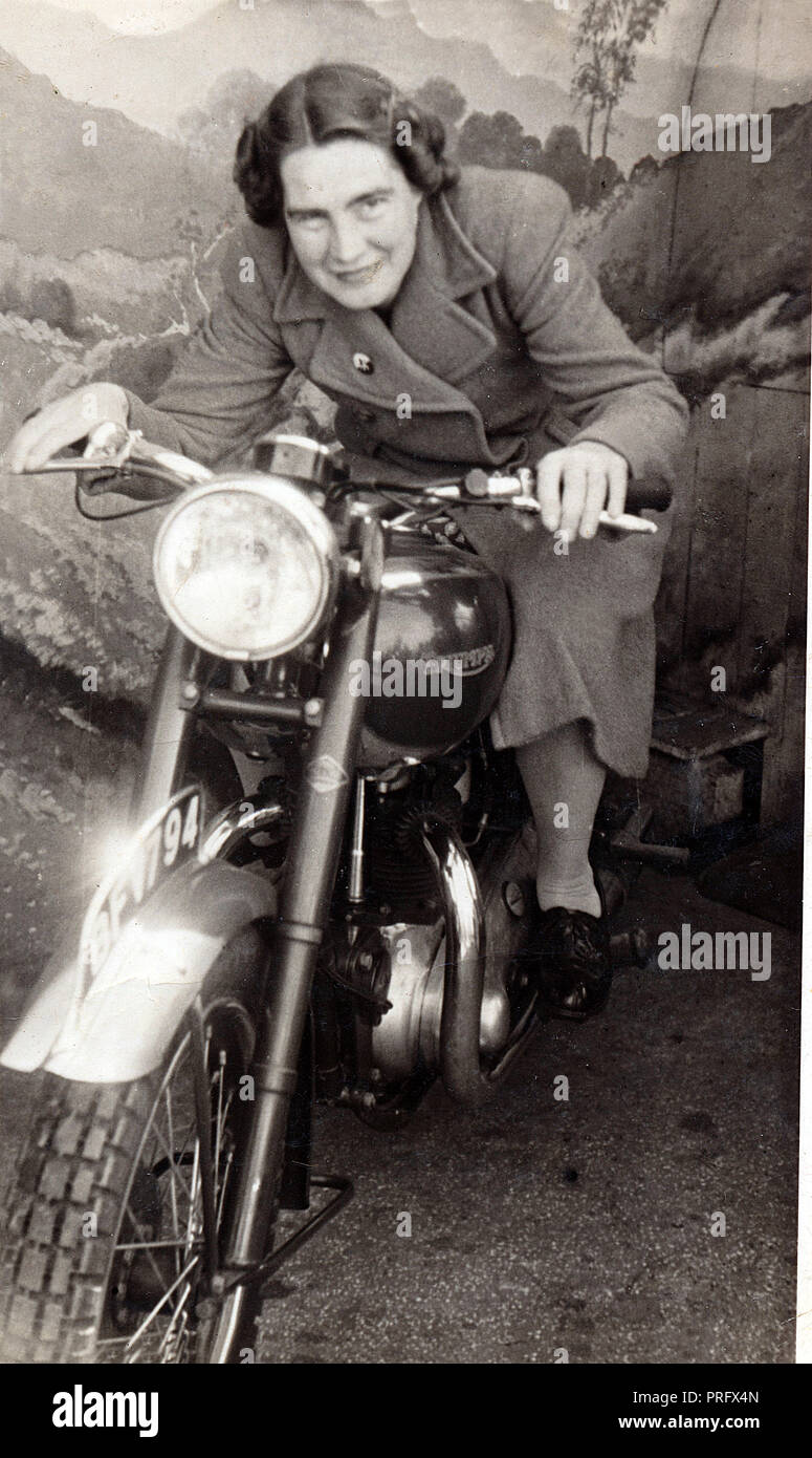 Dame auf einem 1948 Triumph Twin Tiger 100 500cc Motorrad in einem Studio ca. 1950 Stockfoto