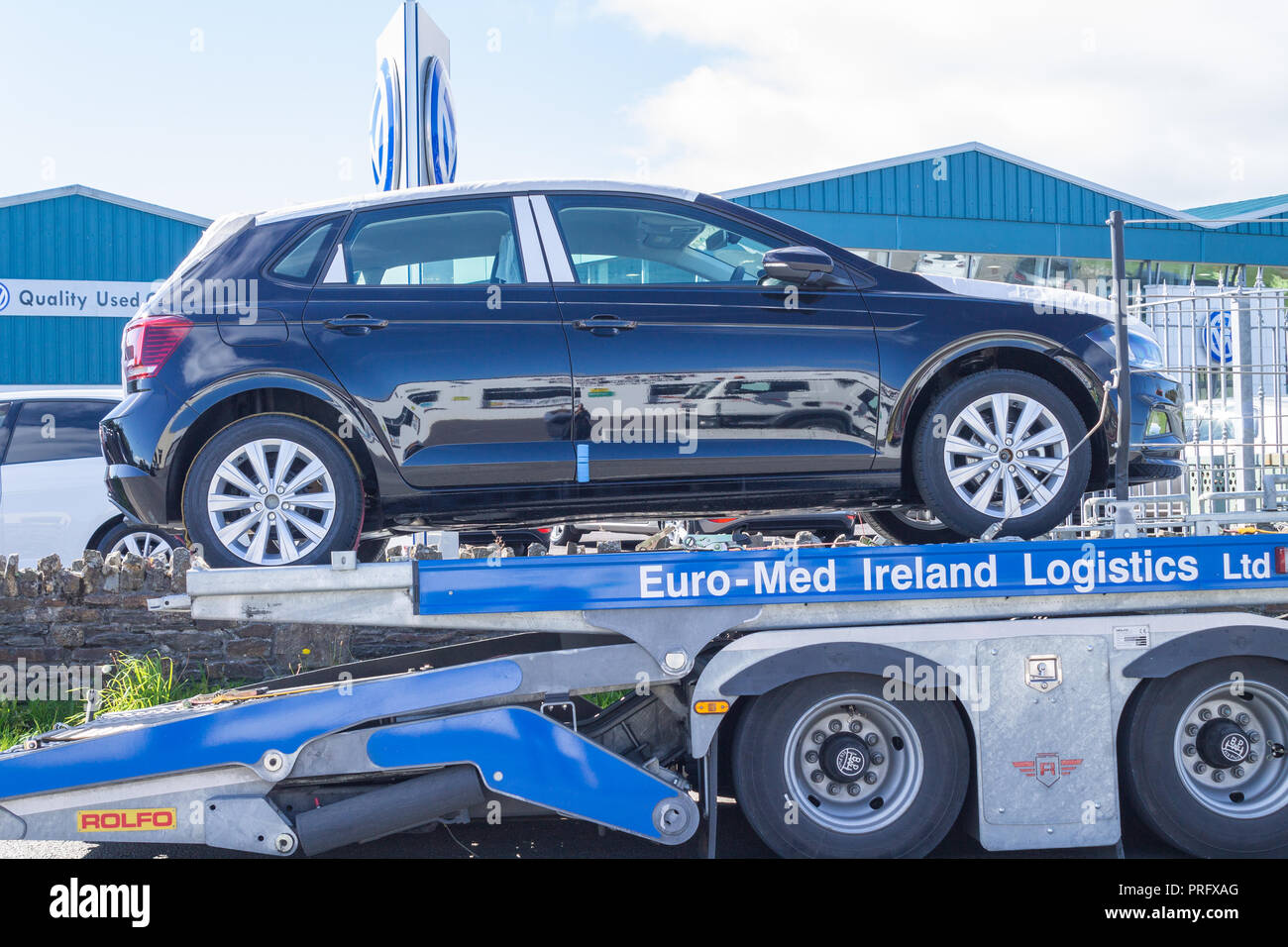 Brandneue Volkswagen Auto zu einer Händlerniederlassung auf einem Auto transporter geliefert Stockfoto