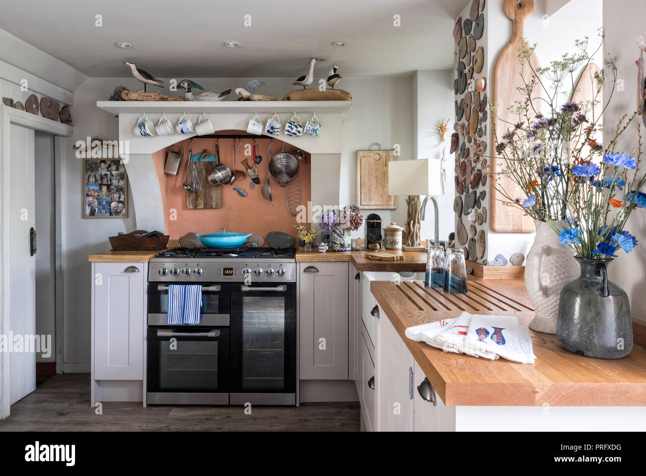 Maßgeschneiderte Küche withsolid oakworktop in Devon Cottage Stockfoto