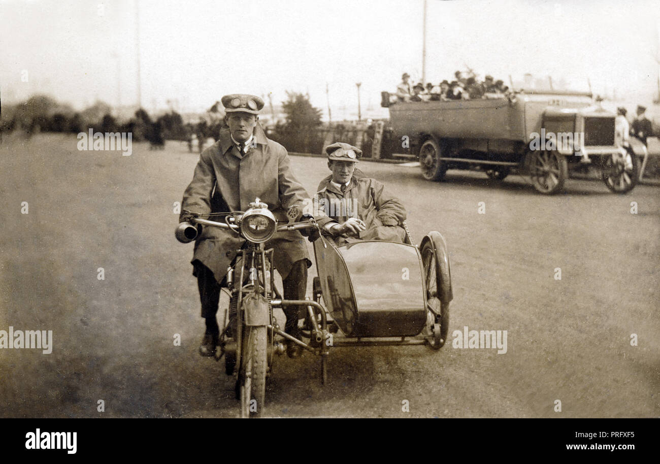 Zwei Herren auf einem 1908/9 Veteran Motorräder & Beiwagen am Meer um 1910 Stockfoto