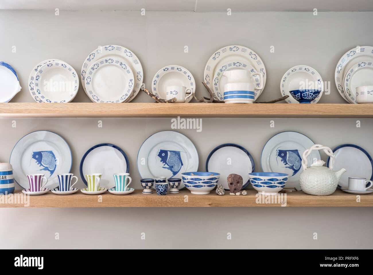 Sammlung von Blau und Weiß Geschirr auf Küche Regale in Devon Cottage Stockfoto