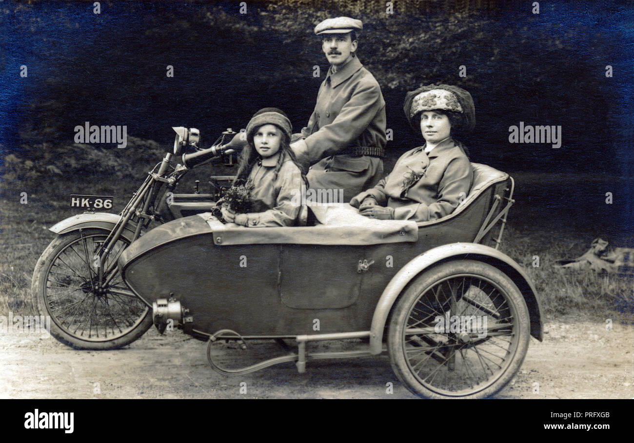 Familie von drei posieren für ein Foto auf einem 1907/8 unvergleichliche Motorrad & Seitenwagen Kombination ca. 1908 Stockfoto