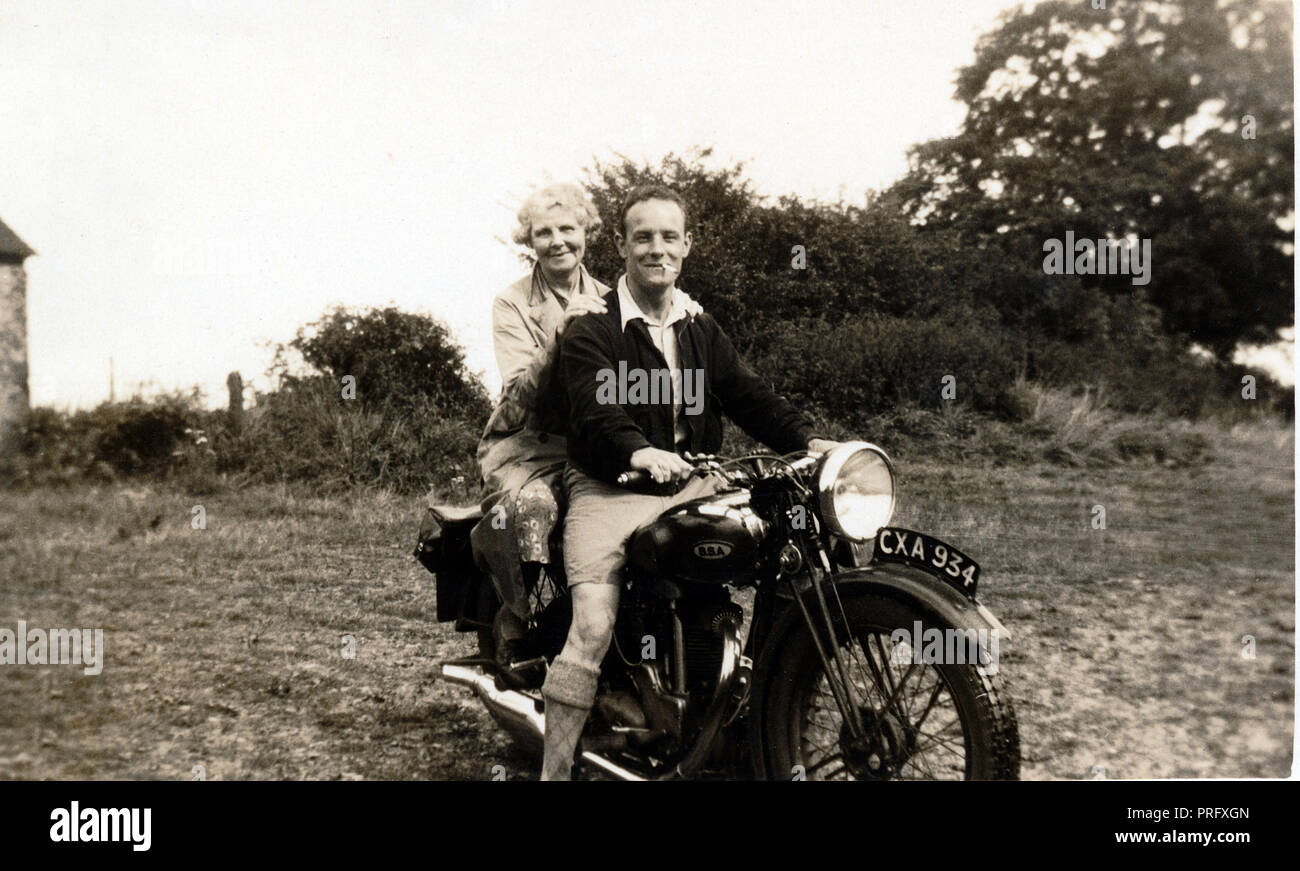 Mann&Frau auf einem 1936 BSA 350 ccm ohv Motorrad im Garten Stockfoto
