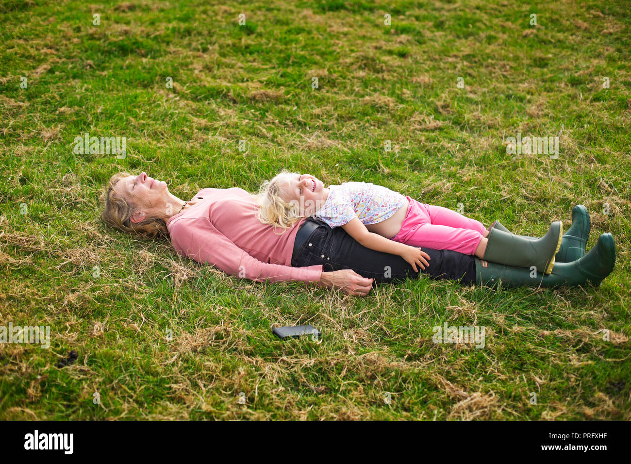 Ein Kind liegen mit ihrer Großmutter Stockfoto