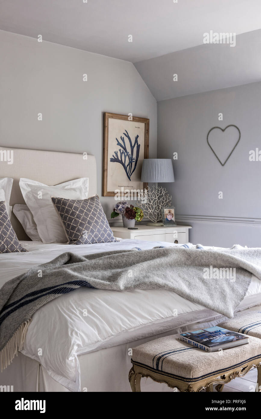 Ungemachten Bett im Zimmer mit Herz, in Devon Cottage Stockfoto