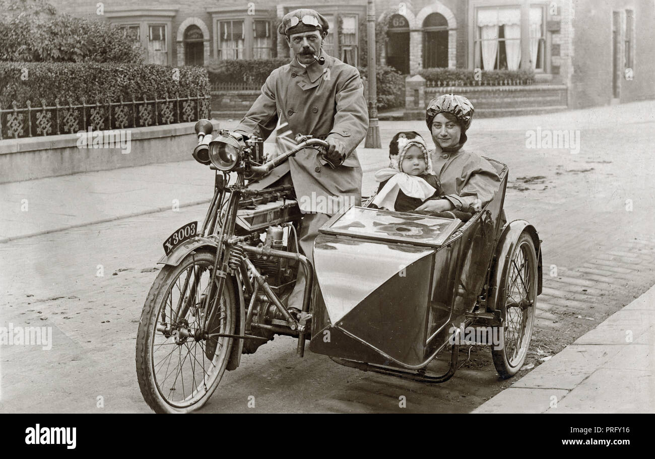 Familie auf einem Motorrad 1906 & Seitenwagen Kombination in der Straße ca. 1906 Stockfoto