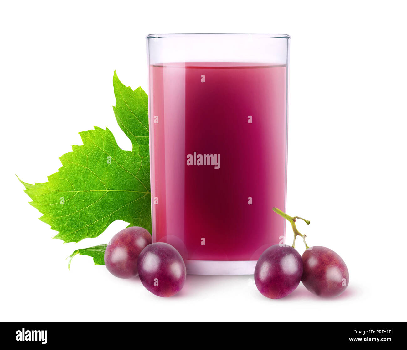 Isolierte Traubensaft trinken. Glas Saft und roten Trauben auf weißem Hintergrund mit Freistellungspfad isoliert Stockfoto