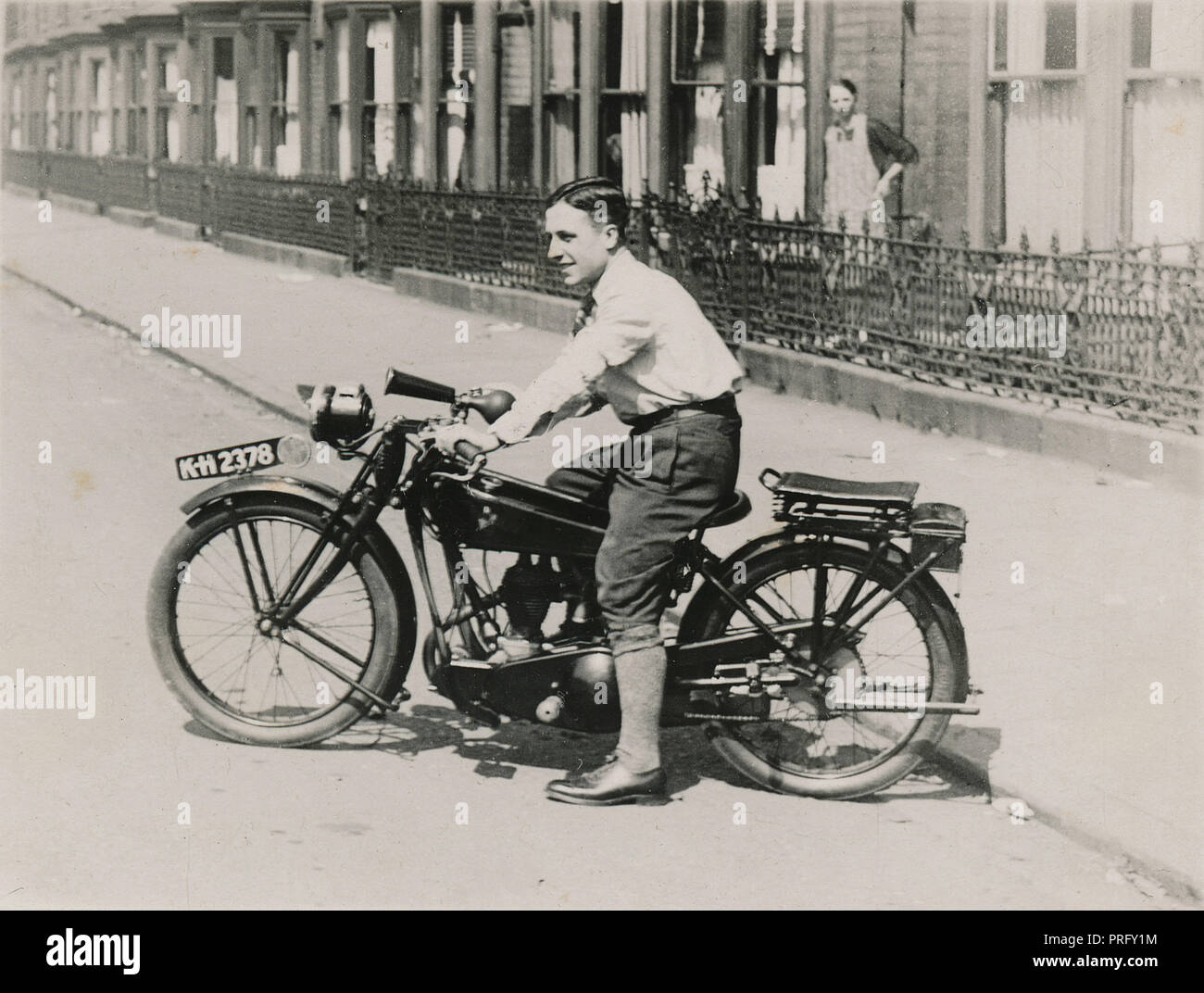 Junger Mann auf einem 1921/22 Rex-Acme JAP-Motor Motorrad in der Straße in den 1920er Jahren Stockfoto