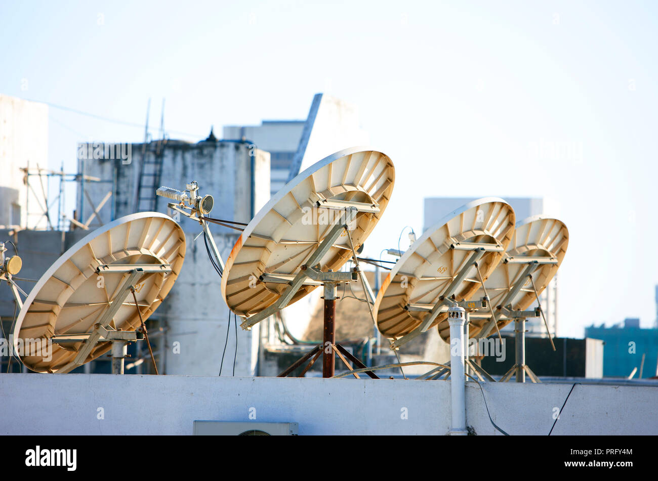 Ansicht EINER KOMMUNIKATION SATELLITENSCHÜSSEL Antennen in der NARIMAN POINT MUMBAI MAHARASHTRA INDIEN ASIEN Stockfoto