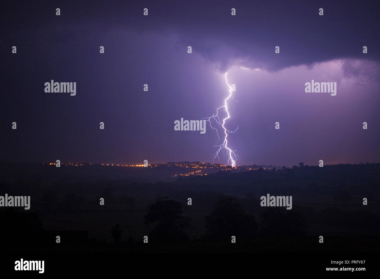 Blitze über der Stadt Launceston, Cornwall, Großbritannien Stockfoto