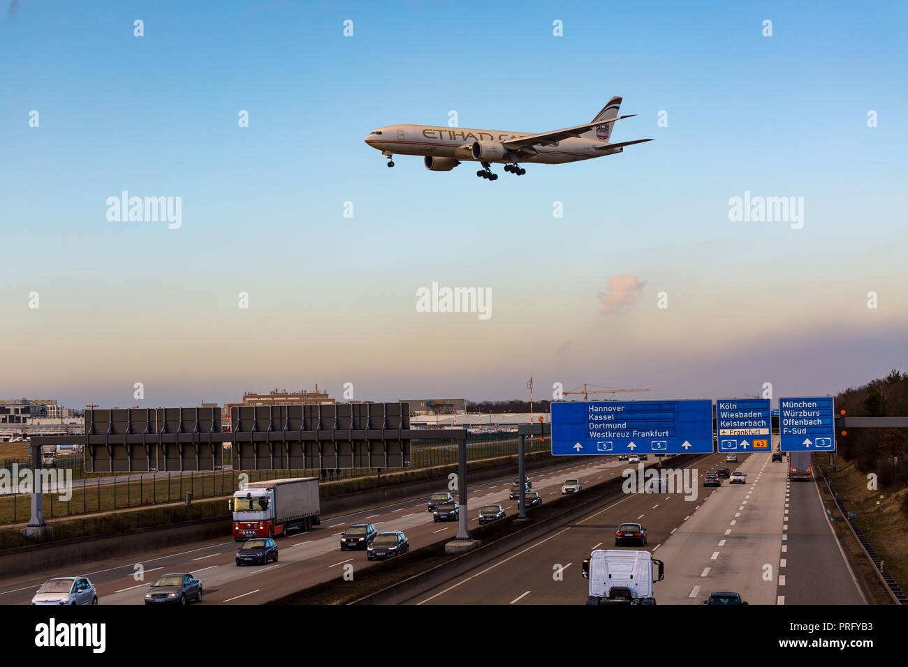 Flughafen Frankfurt, Deutschland, 16. Februar - 2018, Boeing 777 Flugzeug von Etihad Airways fliegt über die deutsche Autobahn Autobahn A5 am Frankfurter Kreuz wh Stockfoto