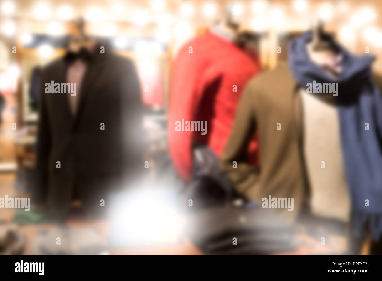 Store mit unscharfen Anzüge, Pullover, Schal und andere Kleidung Stockfoto Store mit unscharfen Anzüge, Pullover, Schal und andere Kleidung Stockfoto