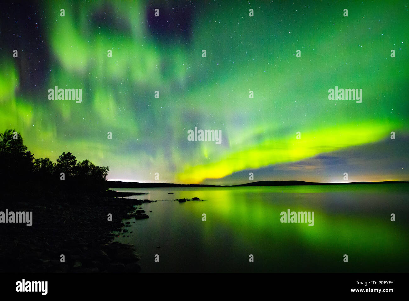 Schöne Polarlichter Polarlichter (Aurora Borealis) im September (einzigartiges Phänomen) auf den Sternenhimmel Stockfoto