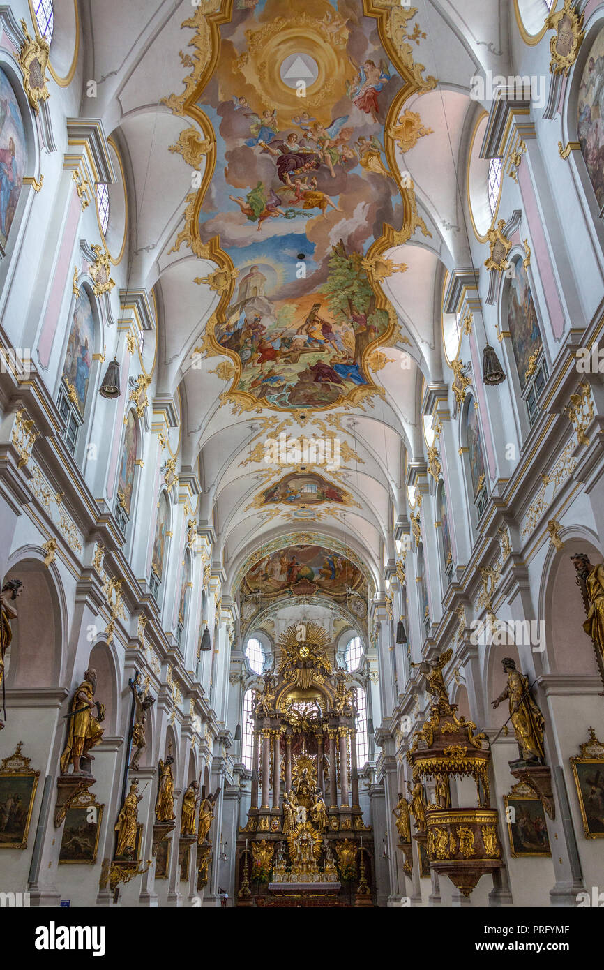 Innenraum von St. Peter's Kirche, eine Römisch-katholische Kirche in der Innenstadt von München. Das Deckenfresko von Johann Baptist Zimmermann (1753 Stockfoto