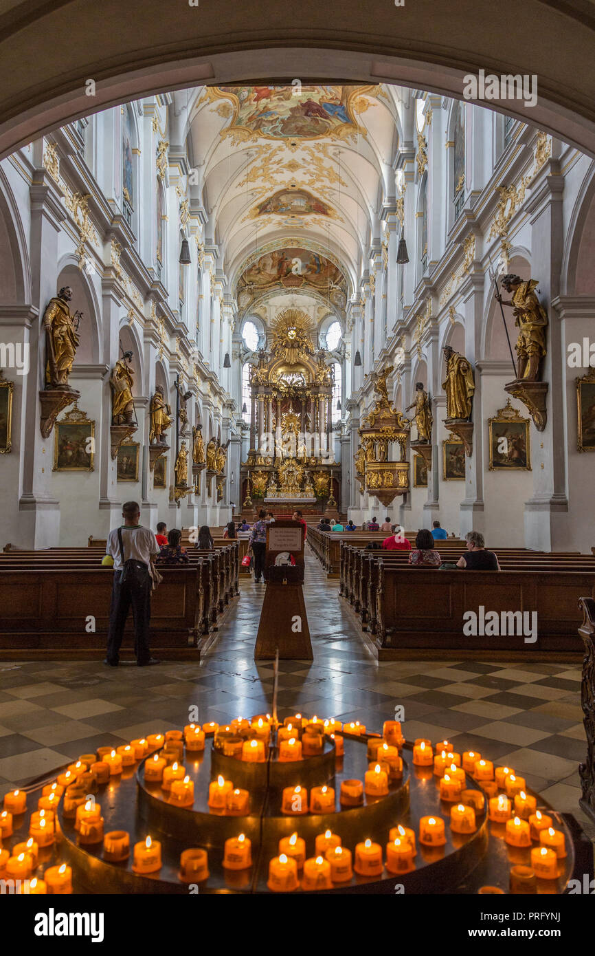 Innenraum von St. Peter's Kirche, eine Römisch-katholische Kirche in der Innenstadt von München. Das Deckenfresko von Johann Baptist Zimmermann (1753 Stockfoto