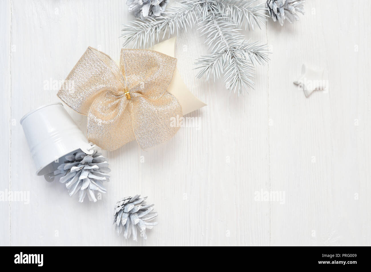 Mockup Weihnachten weiß Baum, beige Bogen und Kegel. Flach auf einem weißen Hintergrund, aus Holz mit Platz für Ihren Text. Ansicht von oben. Stockfoto