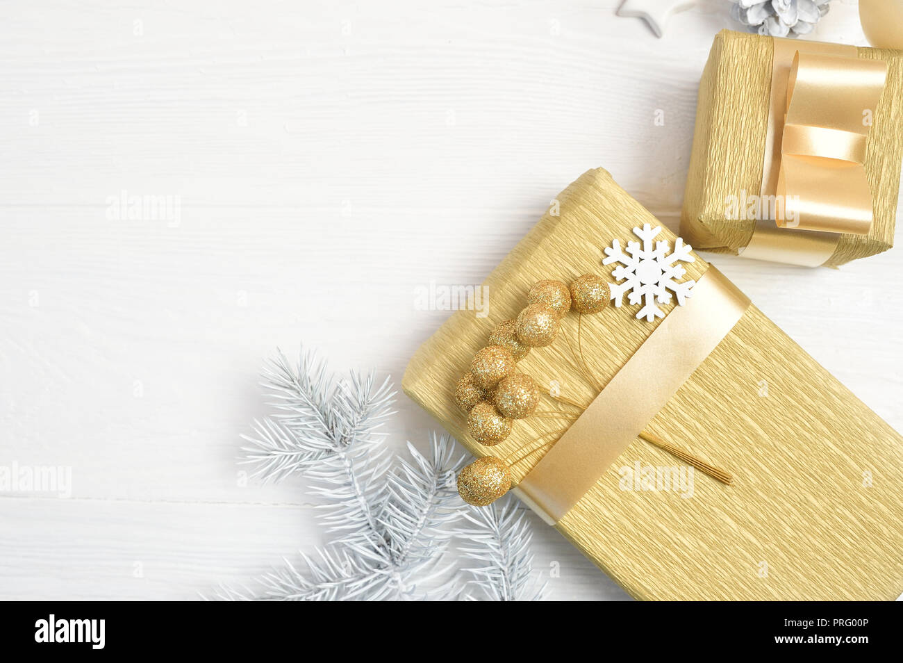 Mockup Weihnachten weiß Baum, beige Bogen, Geschenkbox und Kegel. Flach auf einem weißen Hintergrund, aus Holz mit Platz für Ihren Text. Ansicht von oben. Stockfoto