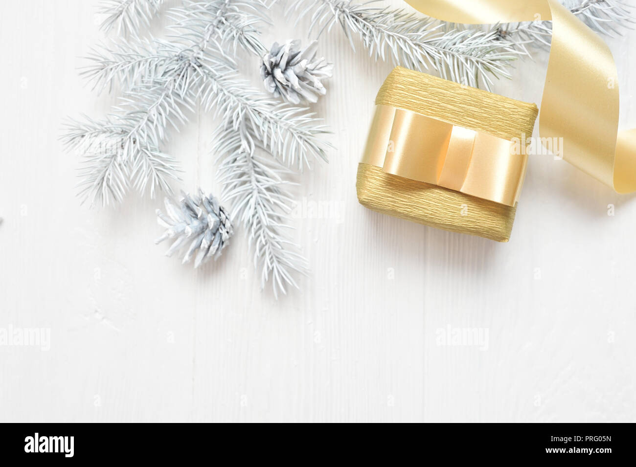 Mockup Weihnachten weiß Baum, beige Bogen, Geschenkbox und Kegel. Flatlay auf einem weißen Hintergrund, aus Holz mit Platz für Ihren Text. Stockfoto