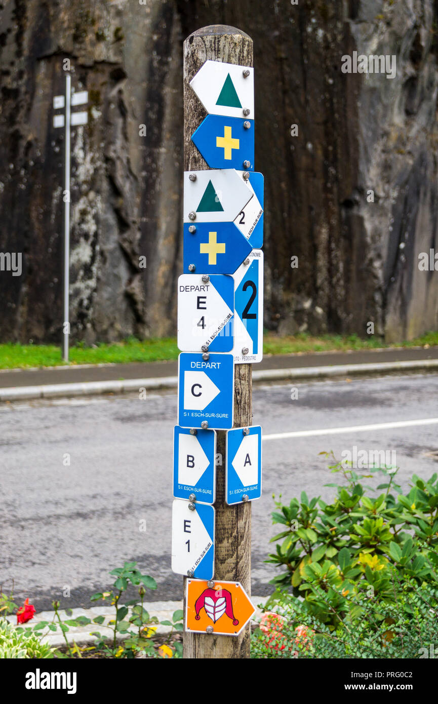 Lange Fußweg Zeichen, Esch-sur-Sûre, Großherzogtum Luxemburg Stockfoto