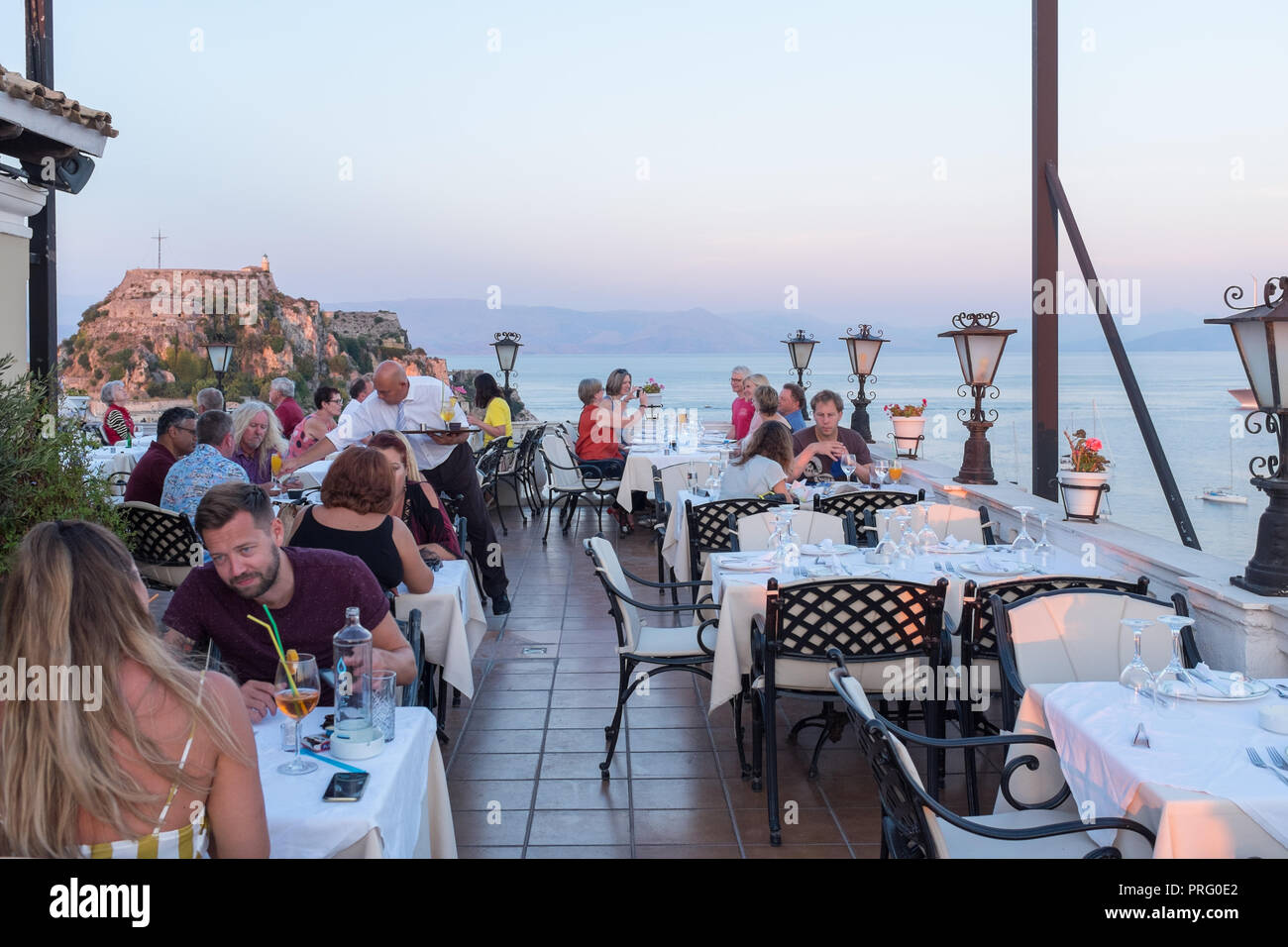 Diners auf dem Dach Restaurant Cavalieri Hotel in Korfu Stadt bei Sonnenuntergang Stockfoto