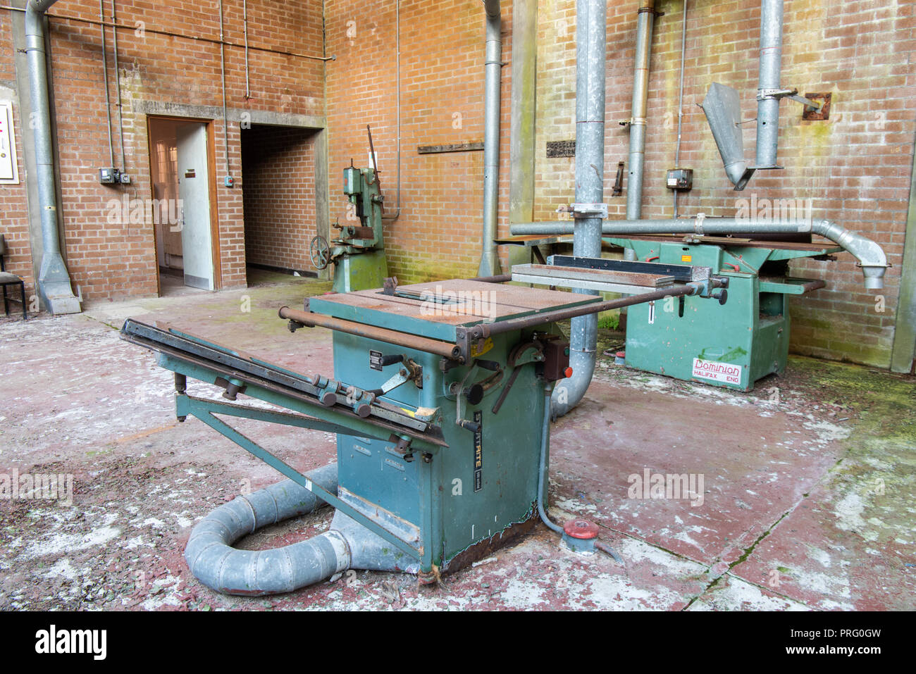 Bank sah in einem verlassenen Holzbearbeitung workshop Stockfoto