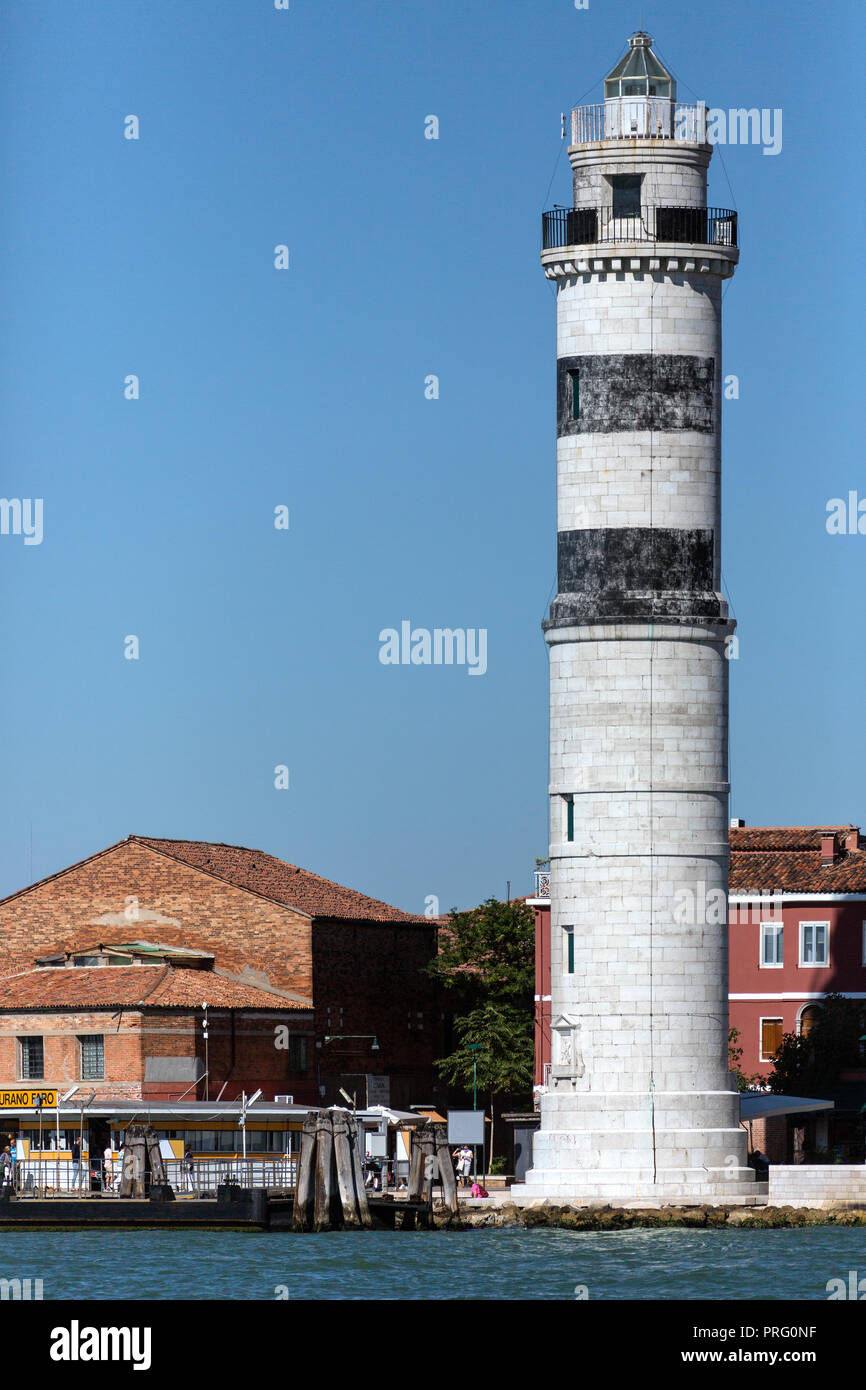 Der Leuchtturm auf der Insel Burano in der Lagune von Venedig, Venedig, Italien. Stockfoto
