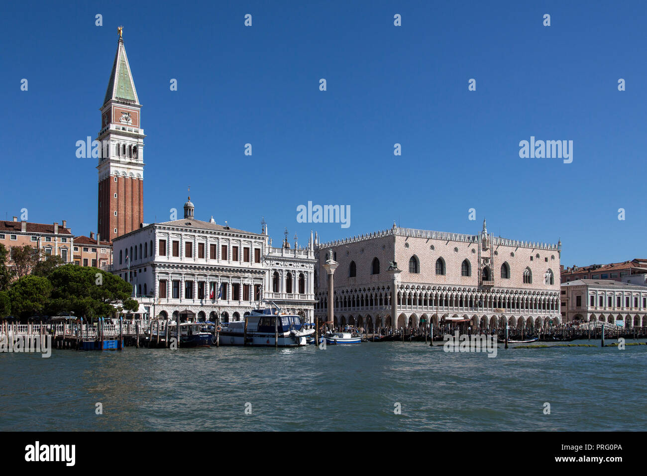St Mark's Square, der Biblioteca, der Dogenpalast und der Campanile in der Stadt Venedig, Italien. Stockfoto