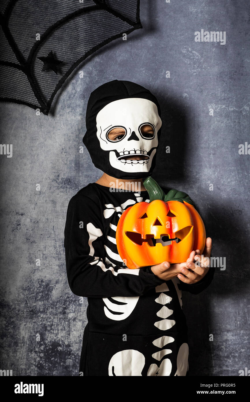 Junge in der Skelett Kostüm, Halloween Kürbis Stockfoto
