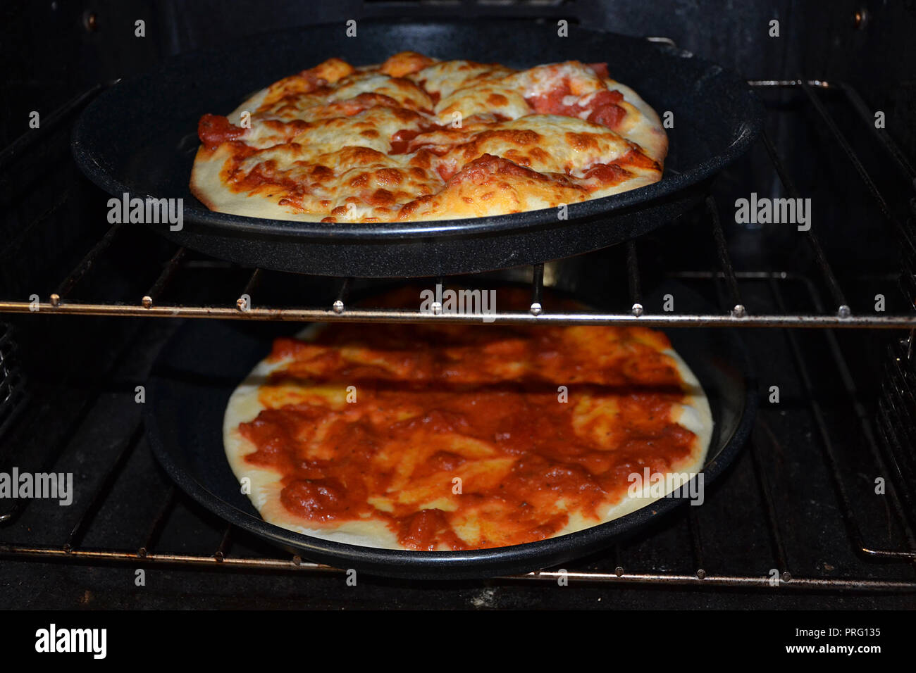 Pizza Verkokungen im Backofen Stockfotografie - Alamy