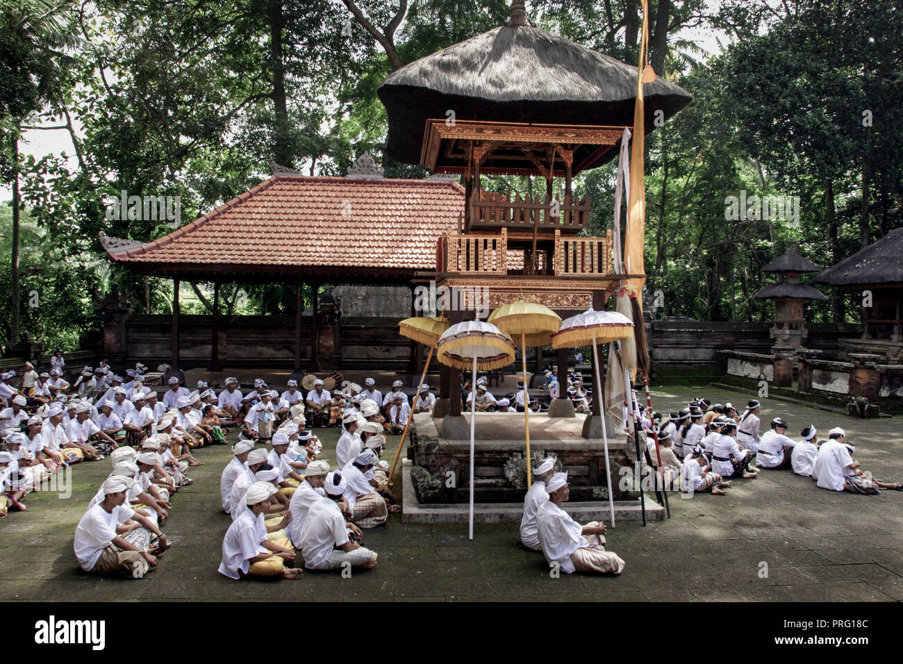 Menschen beten am Hindu-Tempel im heiligen Affenwald von Ubud in Bali, Indonesien, an Stockfoto