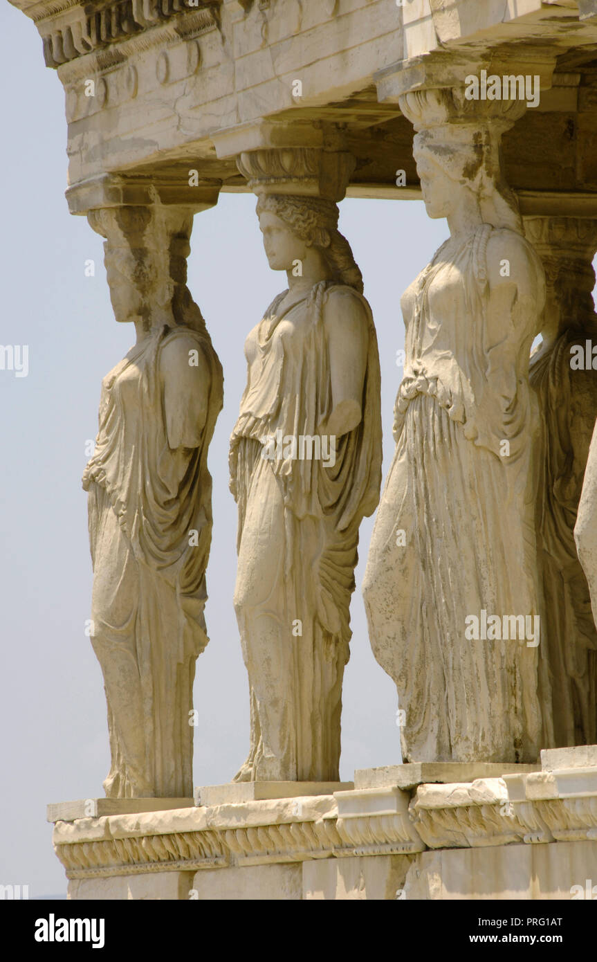 Griechenland. Athen. Akropolis. Erechtheion. Ionischer Tempel, der 421 v. Chr. erbaut wurde durch die Athener Architekten Mnesicles (Pericles Alter). Kariatides (Portal der Karyatiden). Architektonisches detail. Stockfoto