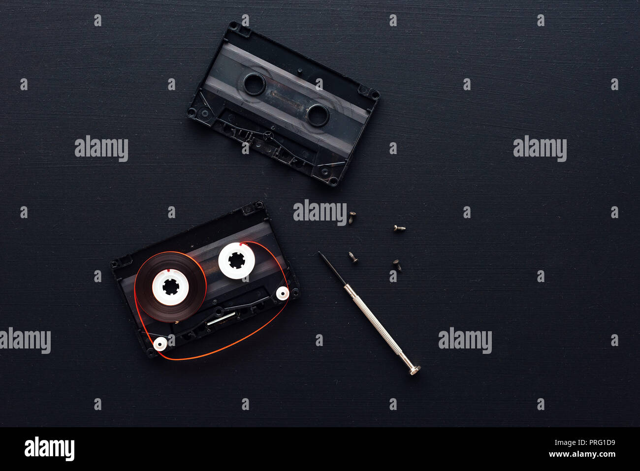 Flach audio Kassette Teile auf dunklem Hintergrund, Blick von oben auf die Retro Technologie und Medien Konzept Stockfoto