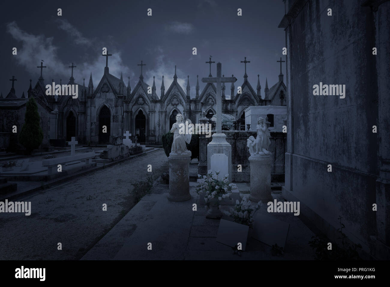 Alte europäische Bankenzentrum Friedhof bei Nacht Stockfoto